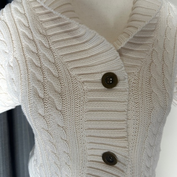 Maddison sleeveless cable knit sweater two button closure, ecru, sz Medium - Picture 4 of 10